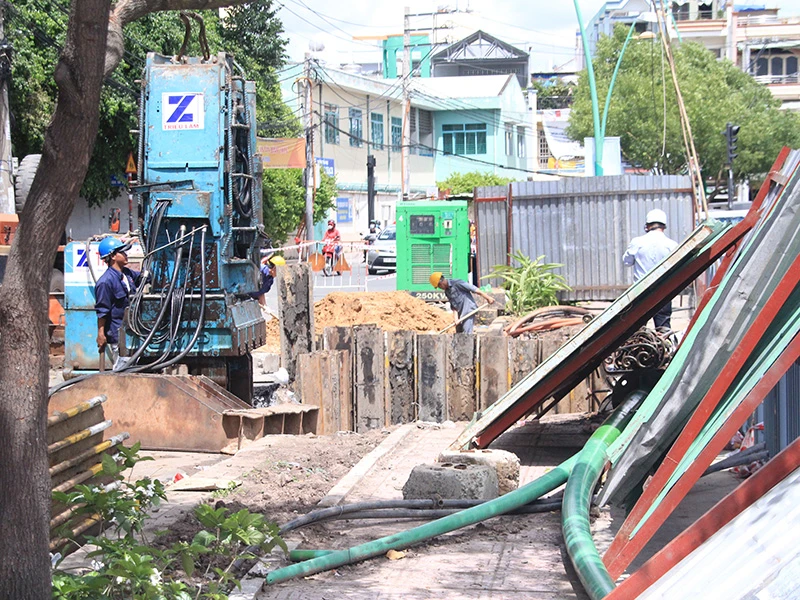 Ngày 7-8, các công nhân vẫn tích cực khắc phục hiện trường vụ sụt lún trên đường Trường Sa